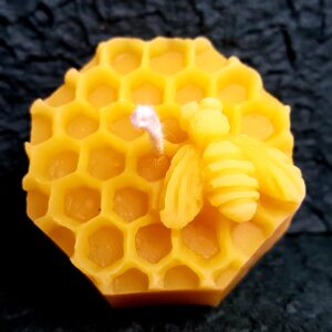 Bienenwachskerze "Biene auf Wabe"